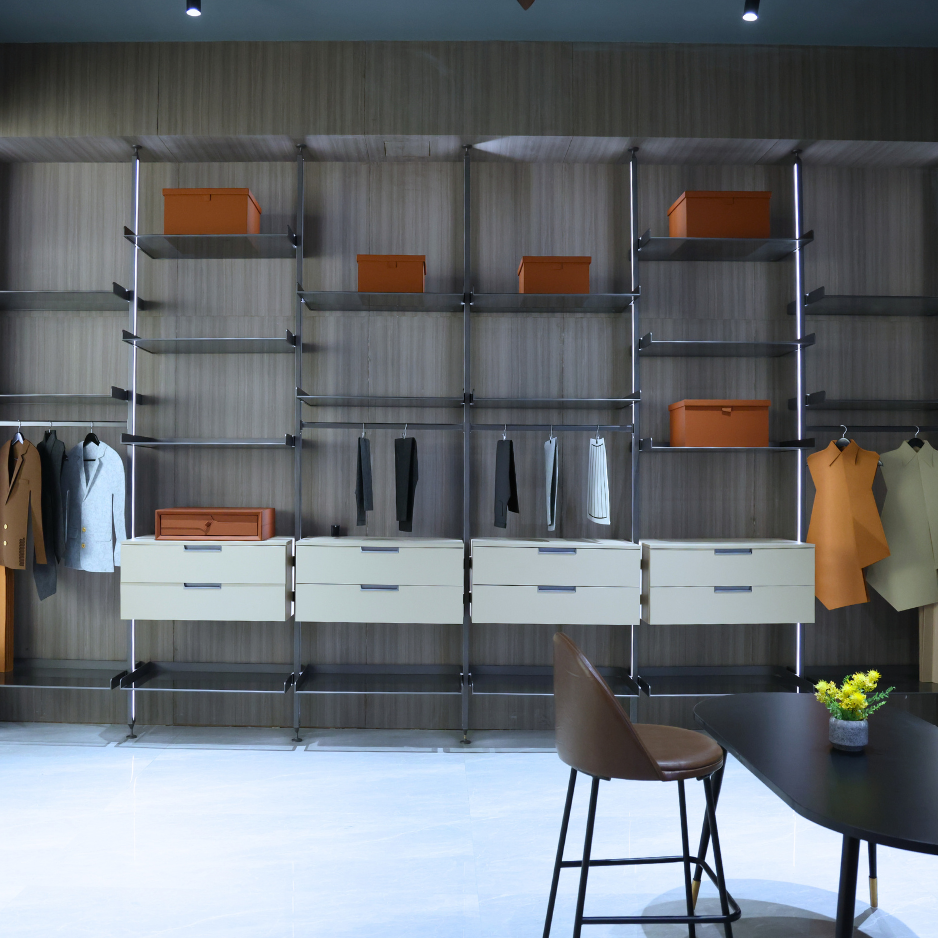 IRIS WALK IN CLOSET